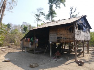 Banlung Dschungel-Trekking: einfachste Behausung am Rand des Dschungels