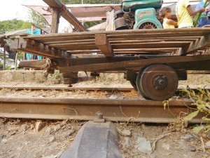 Battambang: Bamboo Train, Bremssystem mit Holzbremsklötzen