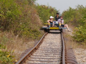 Battambang: Bamboo Train, Gegenzug