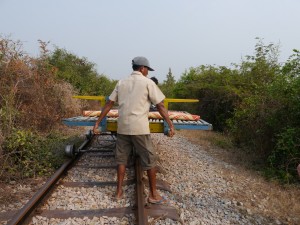 Battambang: Bamboo Train, Bambusrahmen zur Seite legen