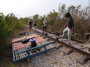 Battambang: Bamboo Train, Achsen wieder eingleisen