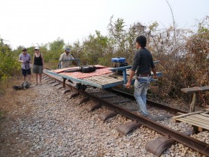 Battambang: Bamboo Train, Bambusrahmen wieder aufsetzen - fertig