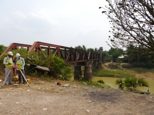Battambang: Eisenbahnbrücke, Vermesser für das neue Trasse bei der Arbeit